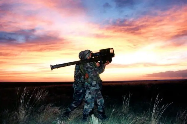 Soldiers train with a Stinger missile launcher